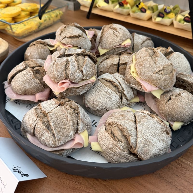 Catering com sandes em pão rústico