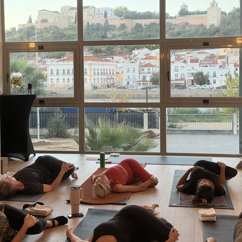 Aula de yoga com vista para o castelo de Alcácer