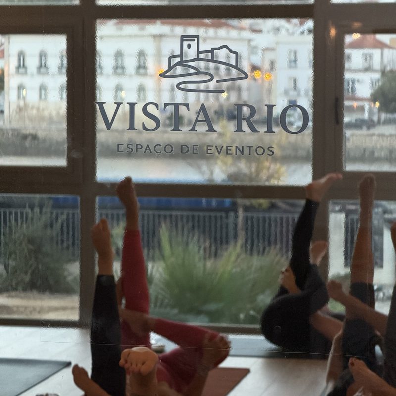 Aula de movimento junto à janela do Vista Rio