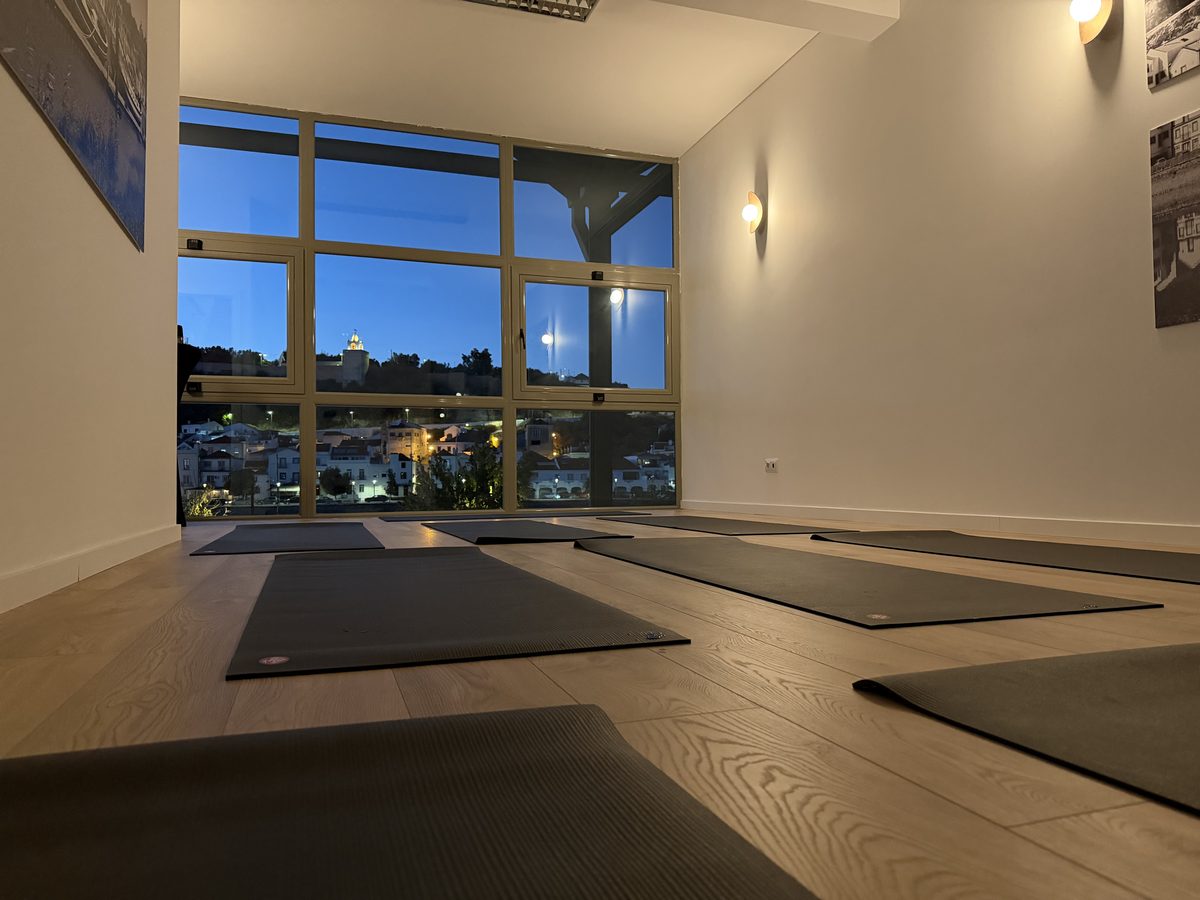 Sala do piso térreo com vista para Alcácer ao anoitecer