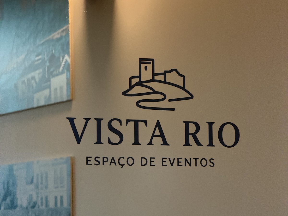 Logótipo do Vista Rio na parede da sala