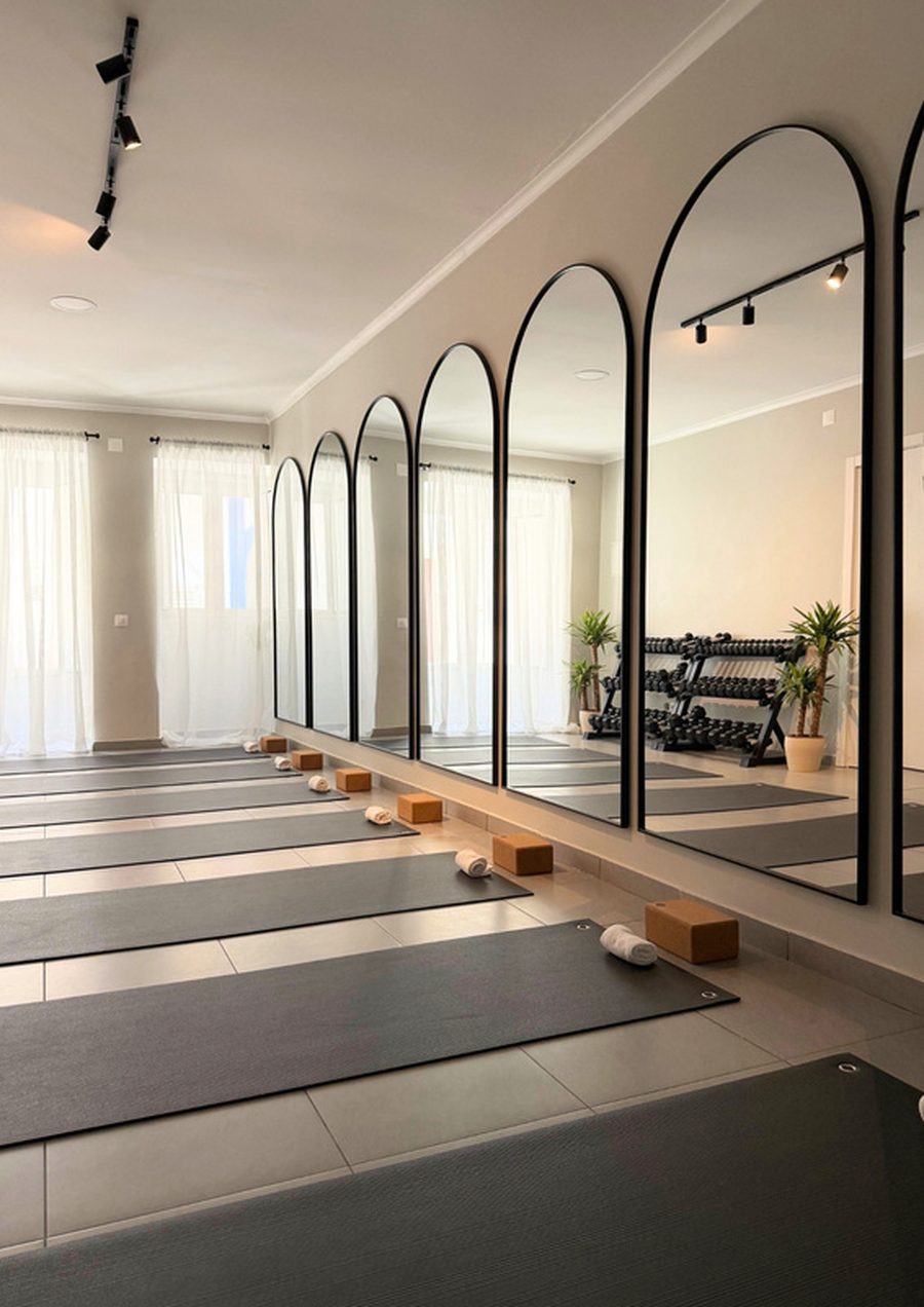 The Movement Studio em Alcácer do Sal, com espelhos em arco e tapetes preparados